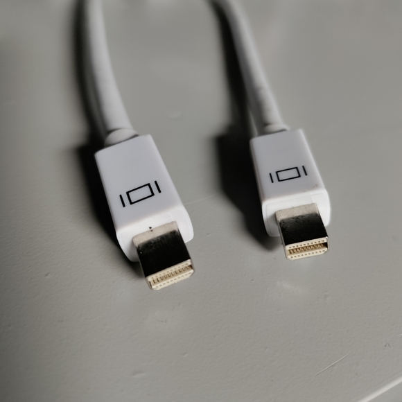 HDMI & VGA adapter Mini Display Port dongle Amazon basics video projector laptop - Picture 2 of 16